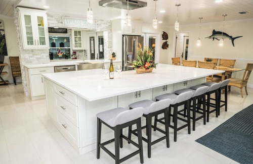 Apollo Beach House | Luxury Palm Tree Two/3 KING BEDS, Put Put golf, HEATED pool, 7 person hot tub