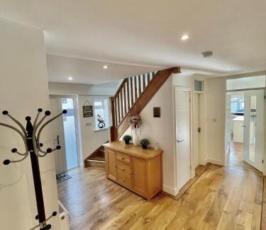 Ferndown House | Luxury Pamper Home Hot Tub & Sauna Ladies Retreat