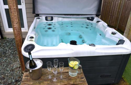 Ferndown House | Luxury Pamper Home Hot Tub & Sauna Ladies Retreat