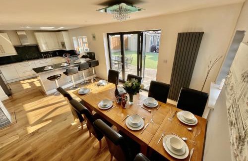 Ferndown House | Luxury Pamper Home Hot Tub & Sauna Ladies Retreat