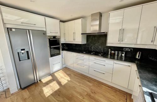 Ferndown House | Luxury Pamper Home Hot Tub & Sauna Ladies Retreat