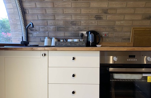 Minster on Sea Cabin | Luxury Pod-Sleeps 2-Hot Tub-Pets-Garden