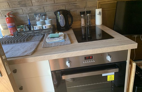 Minster on Sea Cabin | Luxury Pod-Sleeps 2-Hot Tub-Pets-Garden