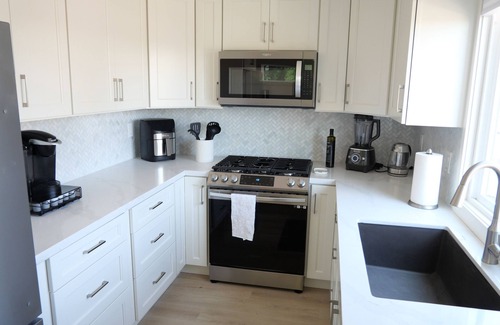 Dublin Apartment | Luxury Quiet Apt. Jacuzzi Tub