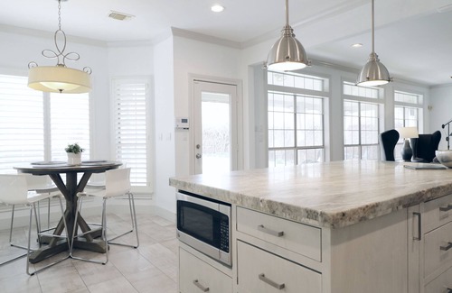 Bellaire House | LUXURY Renovated 5 Bedroom 4.5 Bath Private Home with POOL near MDA TMC Galleria