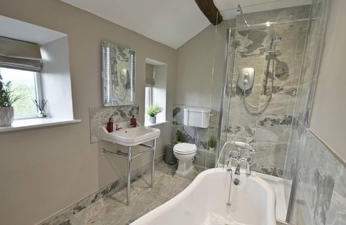 Fence House | Luxury retreat - Log fire, parking, stunning views