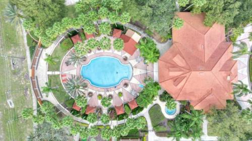 Solana House | Luxury Retreat W Heated Pool Near Disney!