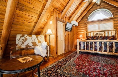 Lone Rock Cabin | Luxury Riverfront Lodge Fishing, Hot Tub & Ozark Views”n