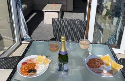 Newton Other | Luxury Romantic 2 Bedroom Caravan Trecco Bay