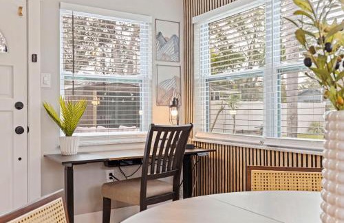 Pinellas Park House | Luxury Rustic Retreat Entire Home in Pinellas Park