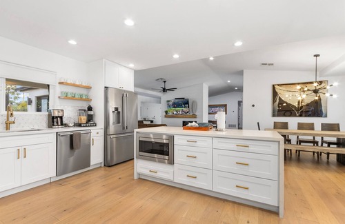 Tatum Place House | Luxury|Salt Pool|Hot Tub|Pickleball
