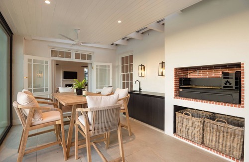 Koelenhof Other | Luxury, self-catering Manor with 6 bedrooms, views of mountains & vineyards