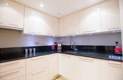 Mayfair Apartment | Luxury Spacious Three Bed Apartment in Heart of Mayfair With Terrace