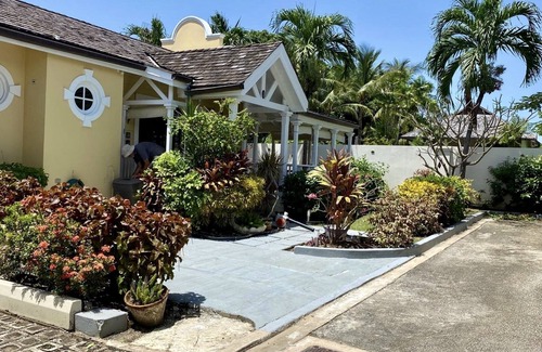 Porters Villa | Luxury Spacious Villa 4 min from the beach, private garden & pool Approved Villa
