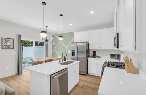 Spartanburg House | Luxury Stay 2 min to Downtown, King Bed BRAND NEW