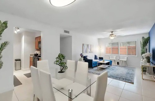 Bayshore Gardens Apartment | Luxury steps from Bayshore! Pool-Gym-FREE parking