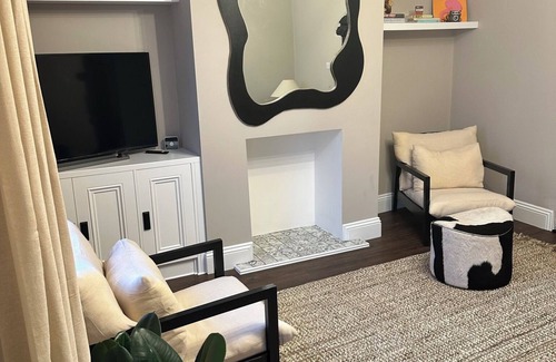 Rastrick House | Luxury Town Centre Home, 1 Minute From the Train Station