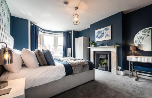 Weymouth Villa | Luxury Townhouse - 6 bed - Hot tub - Games room