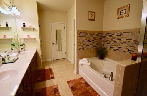 Cumming Apartment | Luxury Townhouse with Oversized Master near Halcyon