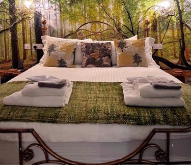 Broad Oak Villa | Luxury tree-house with optional ESPA Spa