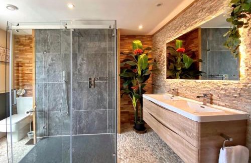 Broad Oak Villa | Luxury tree-house with optional ESPA Spa