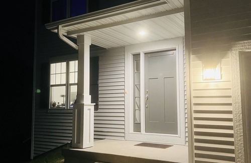 Hartford House | Luxury Vacation Smart Home w/Hot-tub, Home Theatre & XBOX