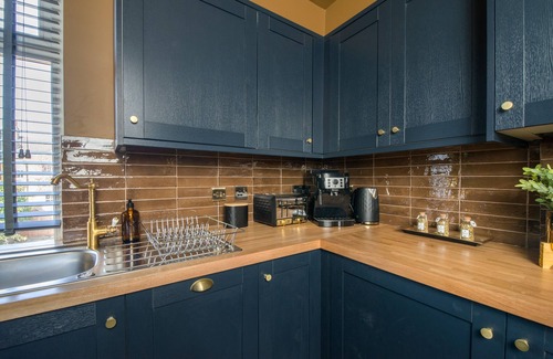 Leyton Apartment | Luxury Versace 2 Bed, Hot Tub, Pool Table, Sky Tv