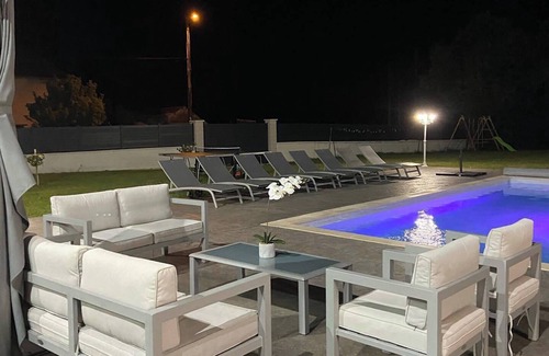 Gevigney Villa | Luxury villa pool for 20 people