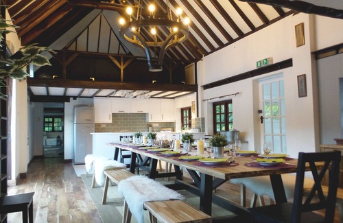 Three Legged Cross Cottage | Luxury villa for 22 people with pool, jacuzzi, large garden and private pub!