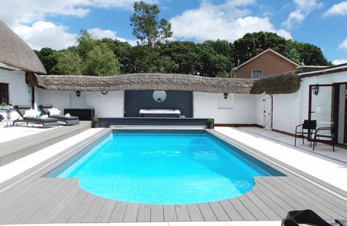 Three Legged Cross Cottage | Luxury villa for 22 people with pool, jacuzzi, large garden and private pub!