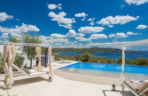 Jezera Villa | Luxury Villa Siesta with Pool