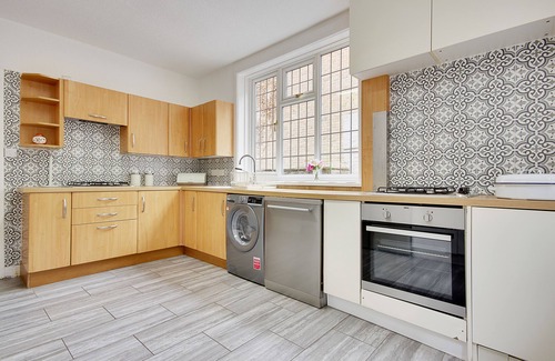 Bournemouth City Centre Villa | Luxury Villa with Hot tub - near to the beach & city centre