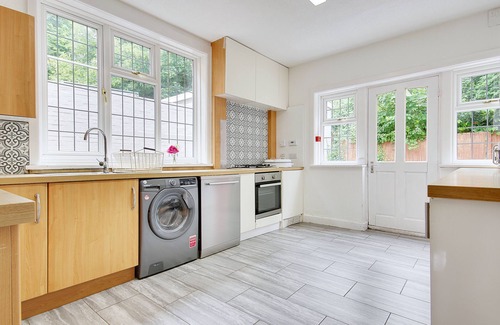 Bournemouth City Centre Villa | Luxury Villa with Hot tub - near to the beach & city centre