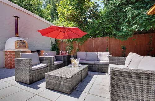 Bournemouth City Centre Villa | Luxury Villa with Hot tub - near to the beach & city centre