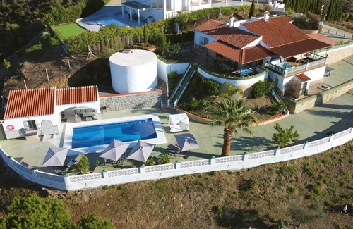 Sayalonga Villa | Luxury Villa with Jacuzzi, Pool and Stunning Views