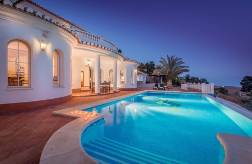 Sayalonga Villa | Luxury villa with private pool, Sun, sea and nature. www.elancla.eu