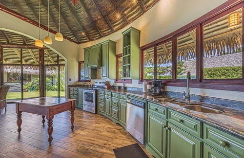 Tres Rios House | Luxury Villas, TikiVibez full Resort, Full Ocean Sunset Views, close to beaches