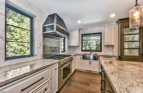 Christmas Valley House | Lx11 lake tahoe river cabin w/hot tub