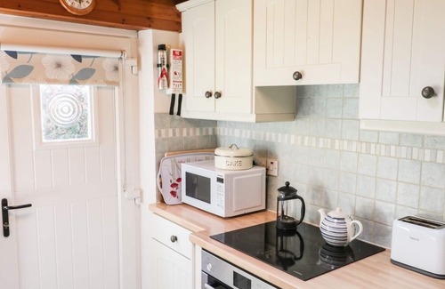 Fylingthorpe Cottage | LYNDALE COTTAGE, family friendly, with open fire in Robin Hood’s Bay