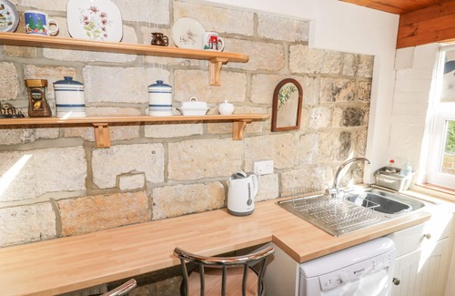 Fylingthorpe Cottage | LYNDALE COTTAGE, family friendly, with open fire in Robin Hood’s Bay