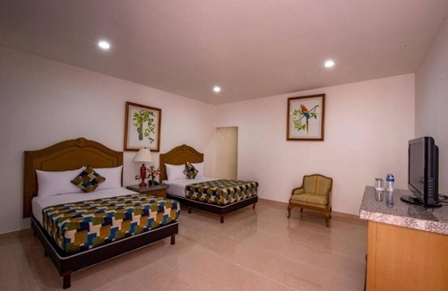 Centro Hotel | Mérida Compound Stay – 2 Stays, 2 Double Rooms, Pool Access & Courtyard Views