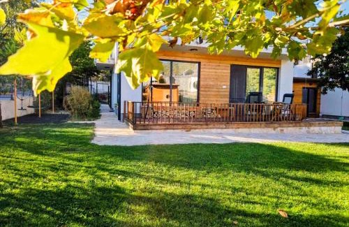 Sofia House | Ma-Bebe Play House with Private Sauna - Lake, Parks and SPA Pools in 5 min
