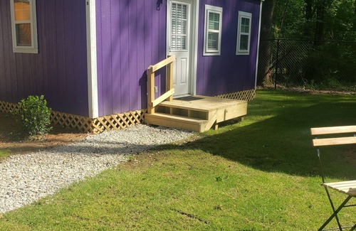 Notasulga Cabin | MadHatter Tiny Home- 9 Miles to AUBURN AL & Jordan Hare Stadium