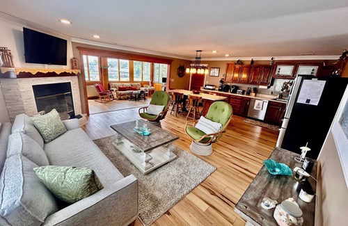 Colington House | MadHouse - Canal Front, Dock, Pool, TikiBar & PickleBall