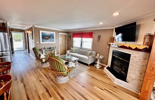 Colington House | MadHouse - Canal Front, Dock, Pool, TikiBar & PickleBall