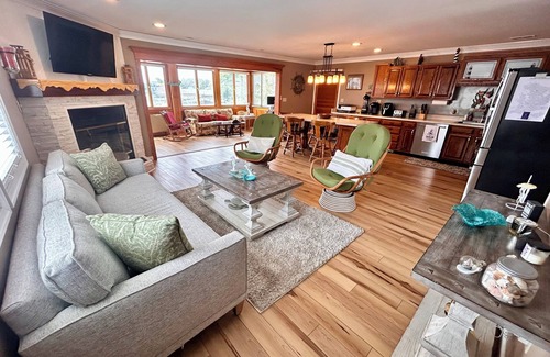 Colington House | MadHouse - Canal Front, Dock, Pool, TikiBar & PickleBall