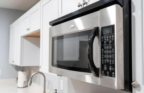 North Charleston House | Madrona's Cottage B- Fully fenced and pet friendly