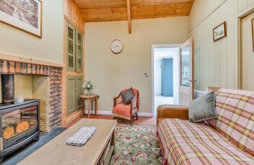 Cross Inn House | Maesyrhaf