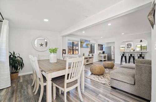 Valencia House | Magic Mountain 4 Bedroom 3 Bath Escape Modern Home
