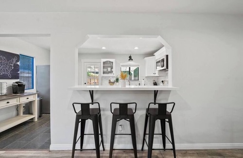 Valencia House | Magic Mountain 4 Bedroom 3 Bath Escape Modern Home